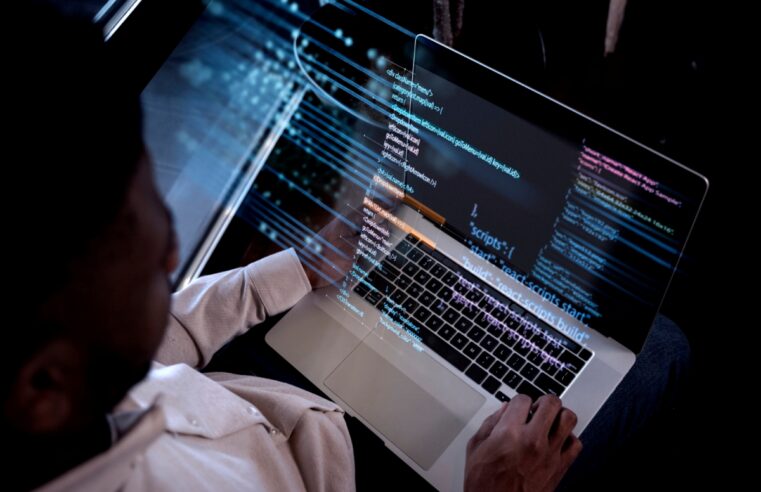 Segurança Cibernética e Inteligência Artificial: A Batalha Contra Hackers e Ameaças Digitais