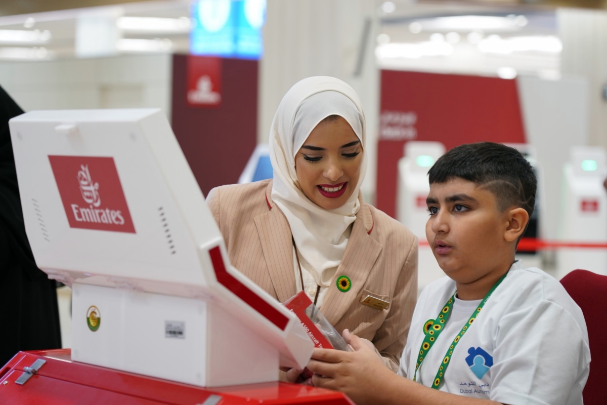 Inclusão nas Alturas: Emirates Lidera Iniciativa Mundial de Acolhimento a Passageiros Autistas.